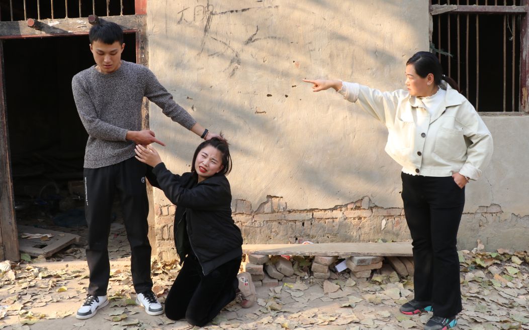 短剧:妻子刚满月被丈夫打,婆婆二话不说赶走儿子,3年后精彩了