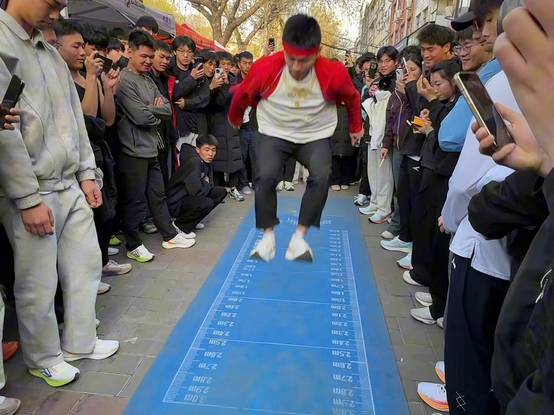 来旅游跳个远还能拿鞋