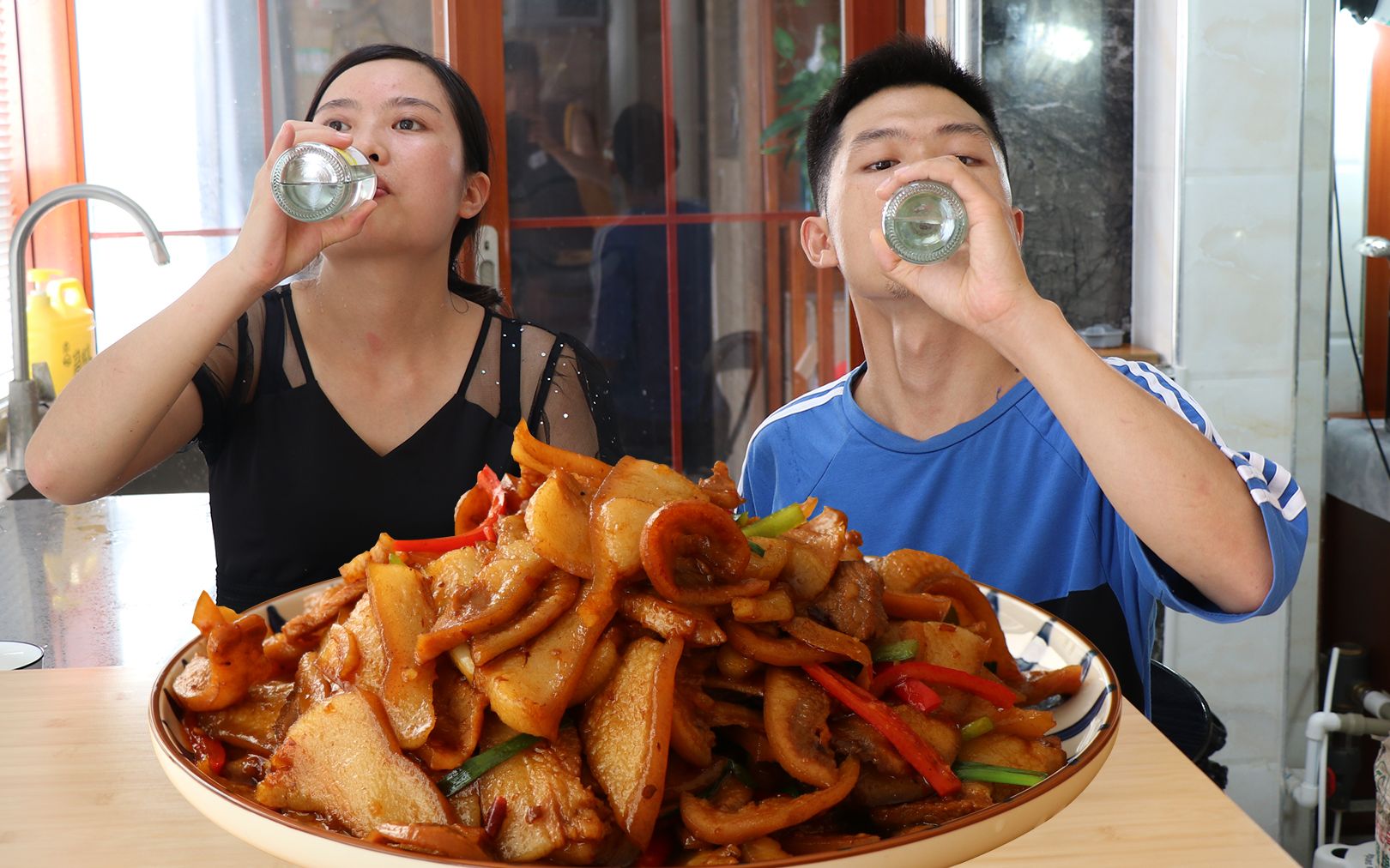 [图]端午节买了15块的猪脸爆炒下酒，跟小情人边吃边聊，笑到脸抽筋