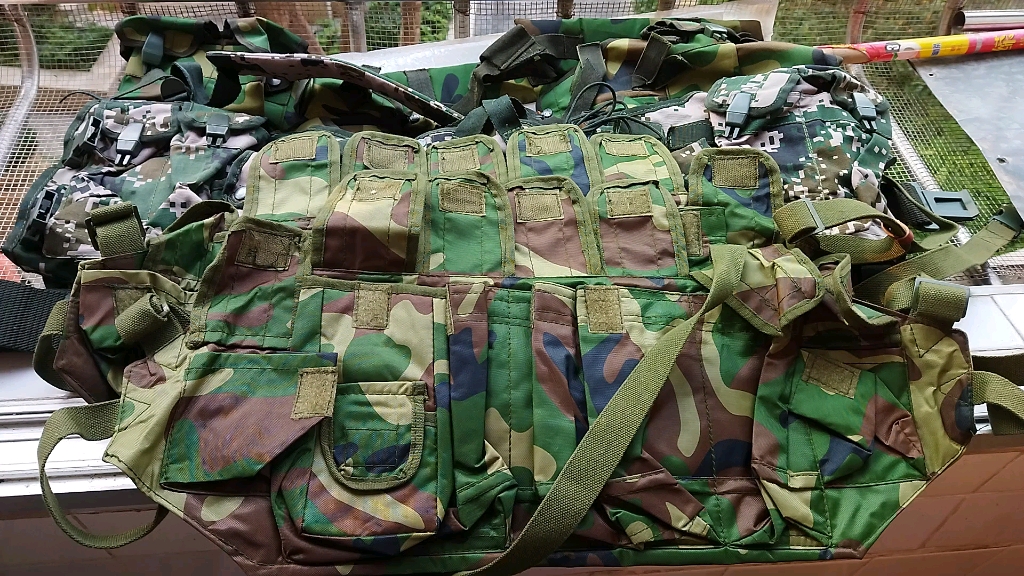 小众95胸挂与07迷彩的95携行袋,有朋友看清猜到这个小众95胸挂的戳是