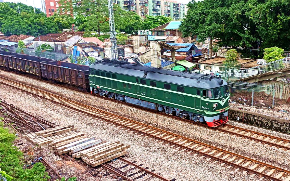 东风4b西瓜7641牵引货车43005通过广茂线西华路尾人行跨线桥