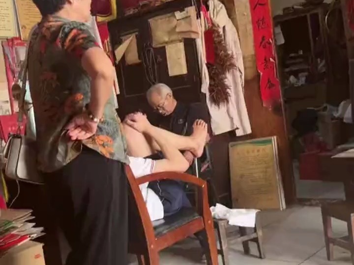 河南安阳 老中医看病时突然打起瞌睡,满屋子无人忍心去叫醒,网友:“他一定是个好医生”哔哩哔哩bilibili