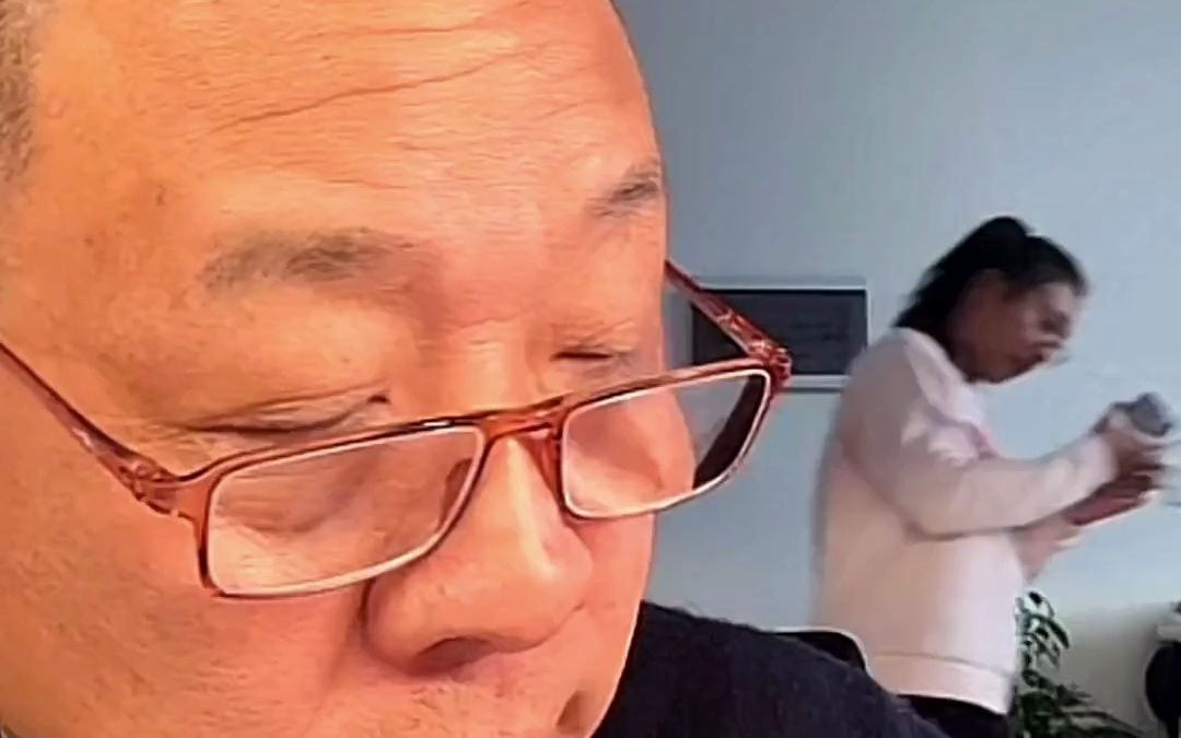 关于线上电商经营。东来哥：把心沉下来，了解自己的现状，让价格实实在在，有合理的利润，慢慢往品质的方向改善，让顾客信任，做自己喜欢的事#