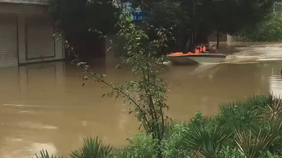 [图]济南市章丘区一85岁高龄老爷爷，被大雨困住一天一夜没吃饭了。