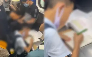 Tải video: 小男孩地铁上飞速占座 掏出课本蹲地上写作业 一系列动作惊住路人