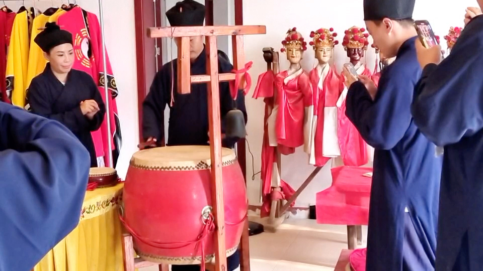 法鼓三通叩,玲琅彻十方