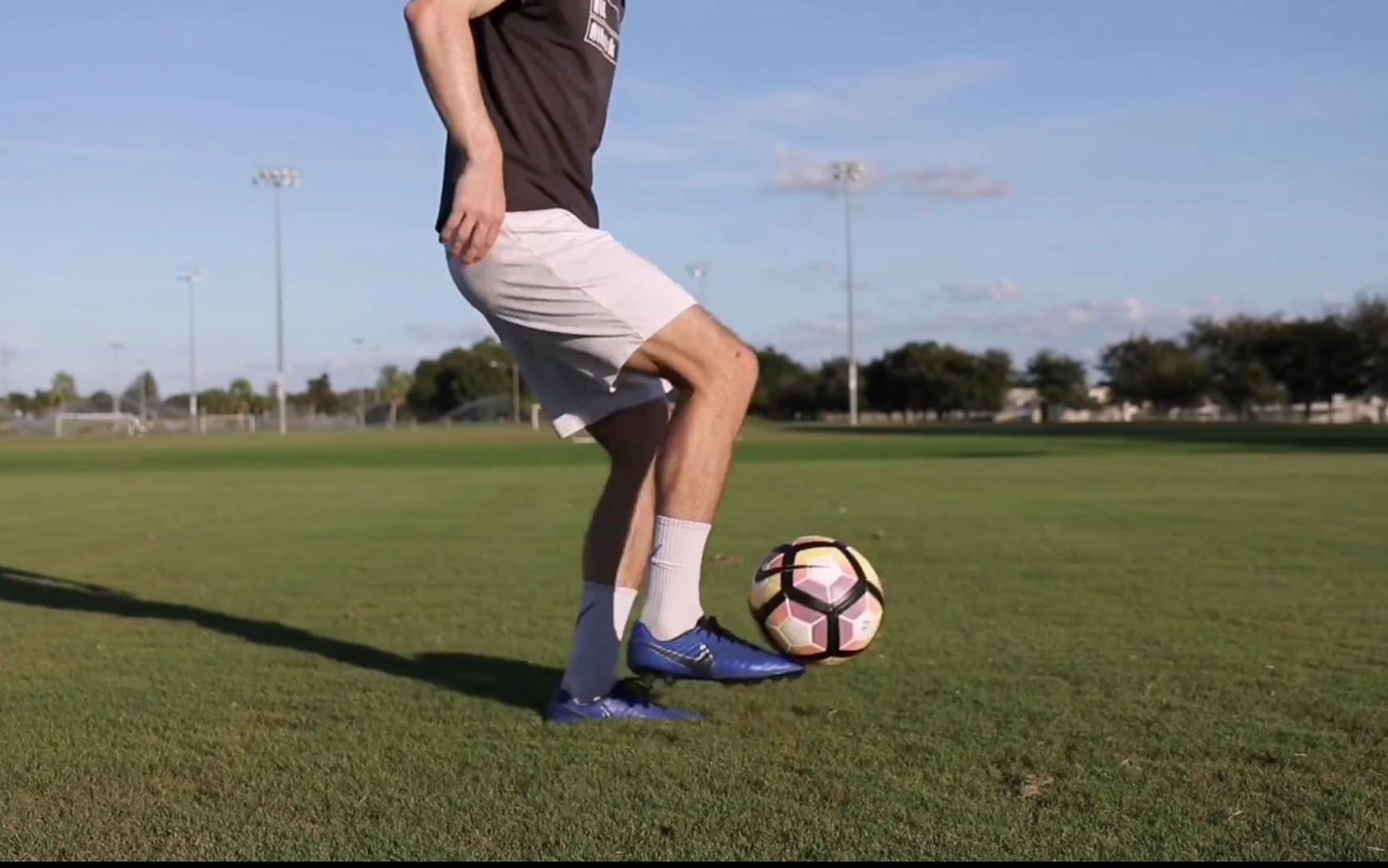 1,足球实战射球技巧之【高吊球】