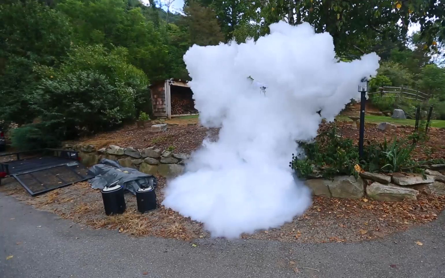 【熊叔实验室】把滚烫热水倒进20升液氮里会发生什么 @柚子木字幕组