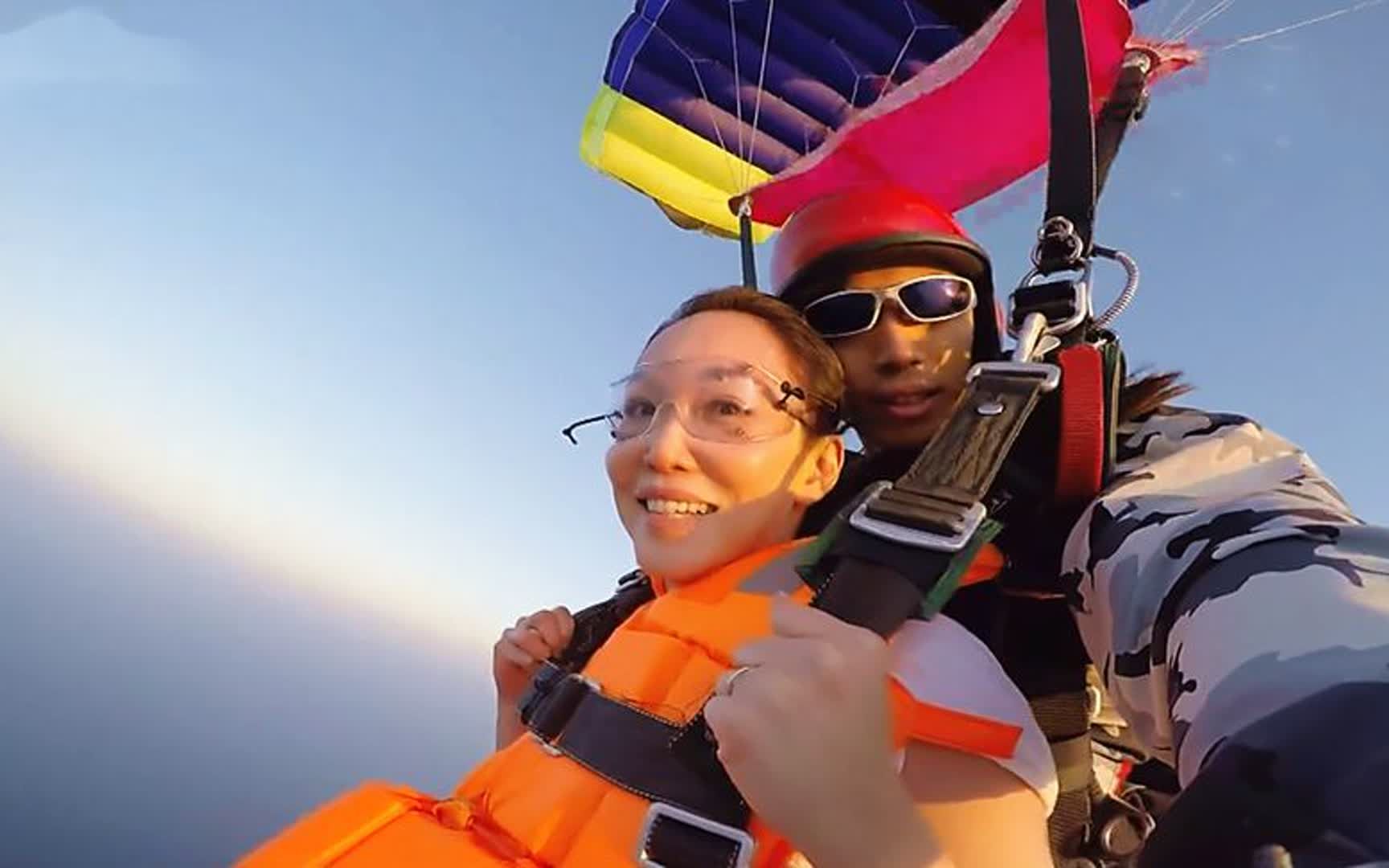 明星录制综艺节目时惊险片段,范文芳坐降落伞,不慎跌入大海!