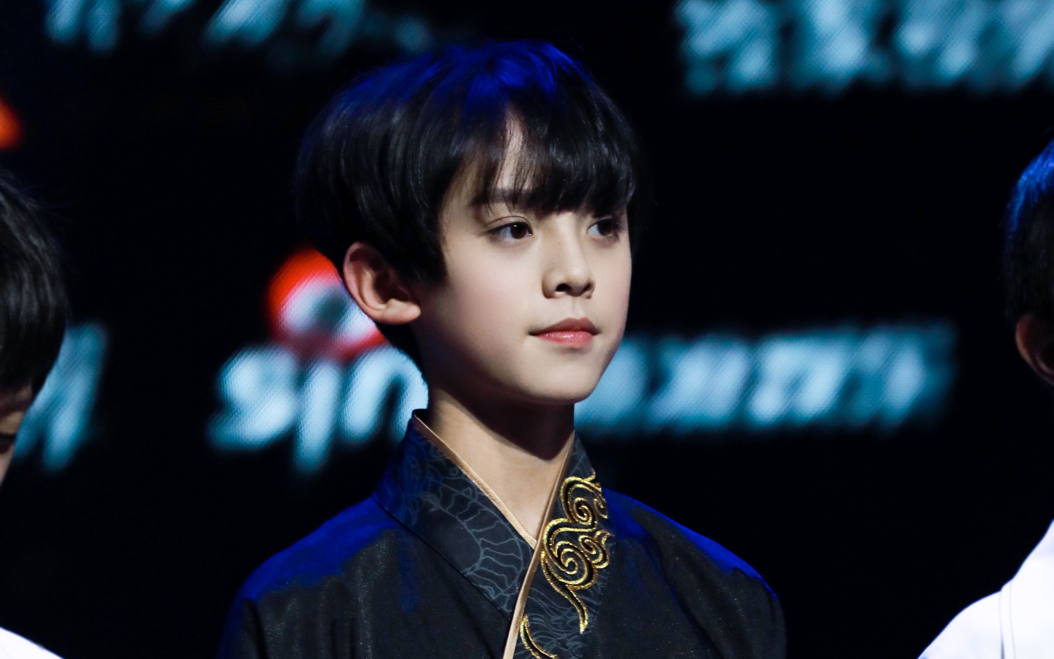 【左航】【tf家族】看05后初中校草在练习室大跳《大圣》头小肩宽身材