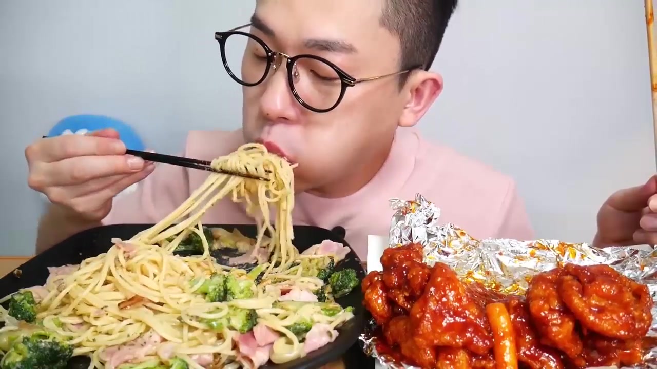 【大口吃播】冰阔乐开场的韩国眼镜巨口小哥蔬菜面下炸鸡韩国风的生活