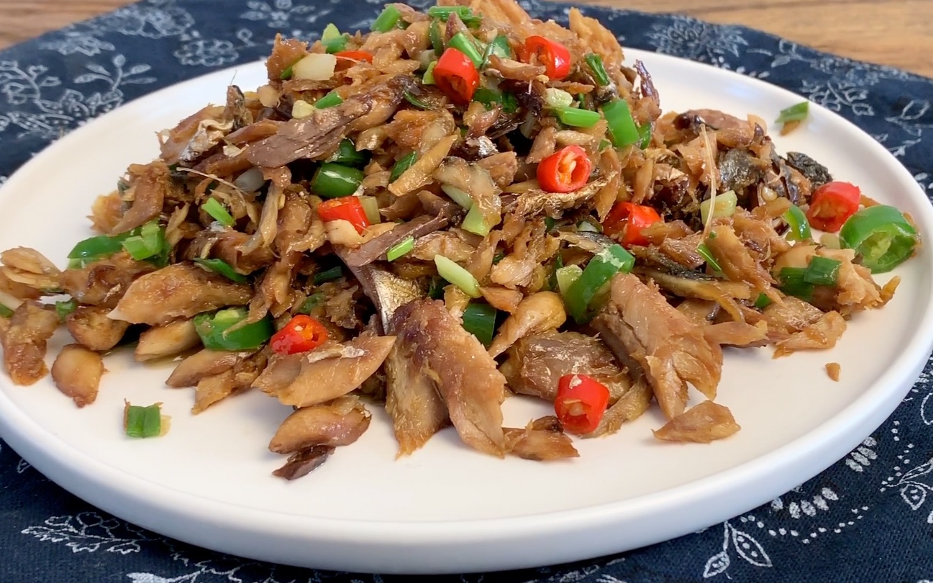 4块钱买了3条鲅鱼,炒碎用临沂煎饼一卷,卷上2个煎饼不够吃