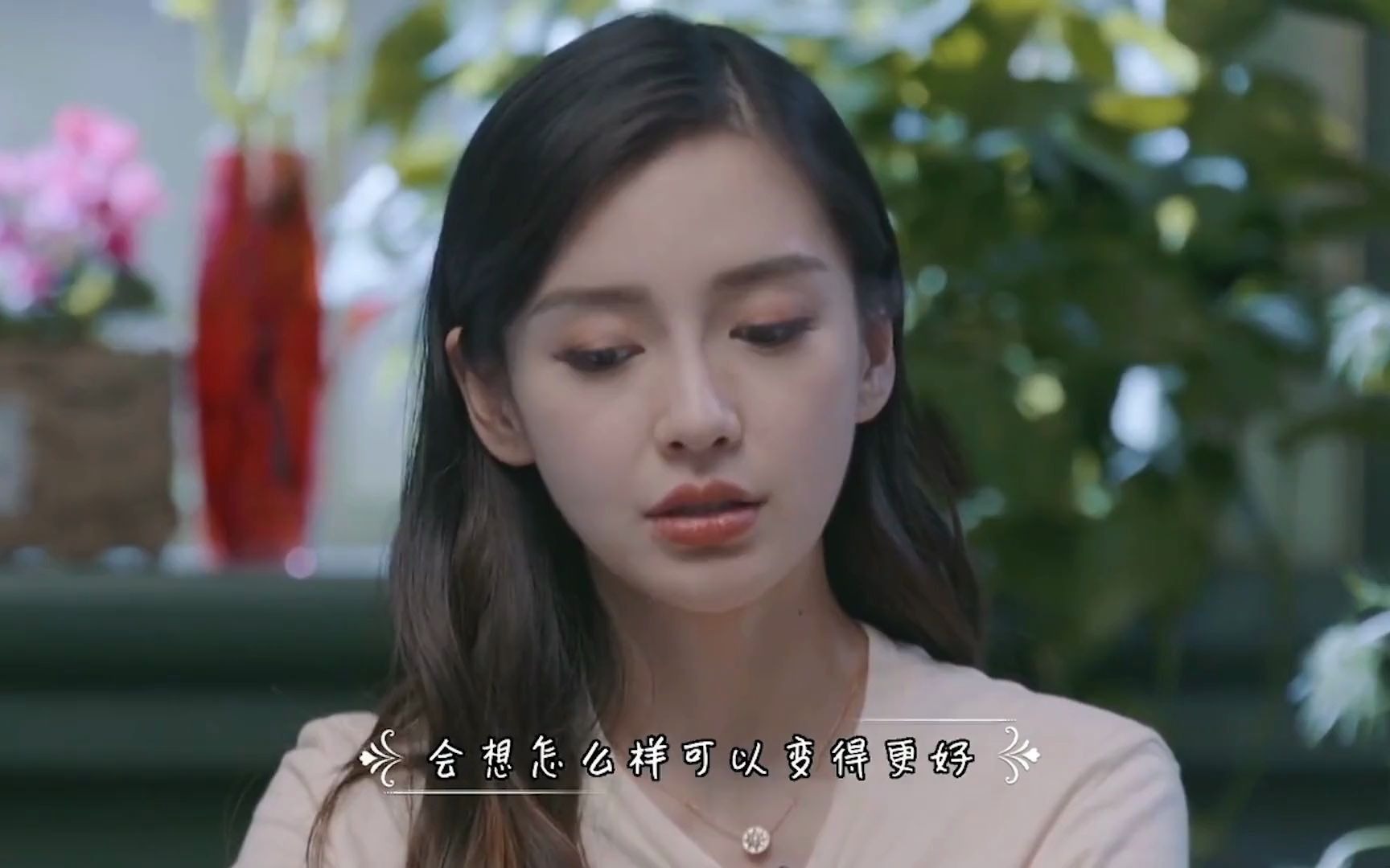 杨颖在车上喝可乐,谁注意她另一只手的动作,网友:女明星通病!