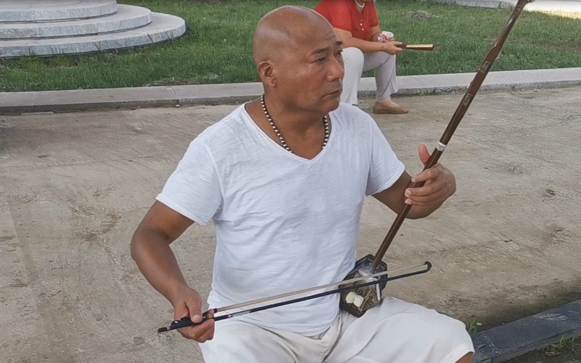 农村大爷教你拉二胡技巧,同时演奏一曲充满回忆的音乐,快听听吧_哔哩