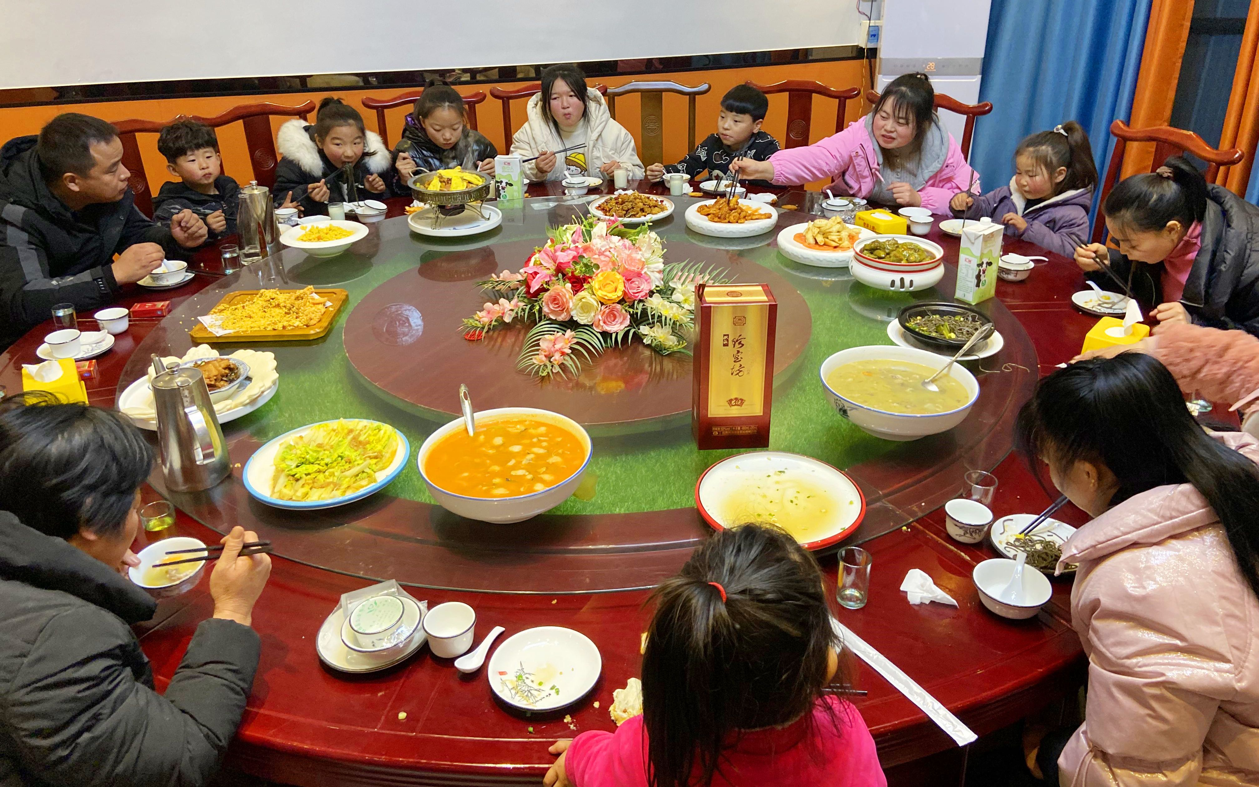 臘月二十三過小年,全家人聚一起吃個團圓飯,高高興興迎接新一年