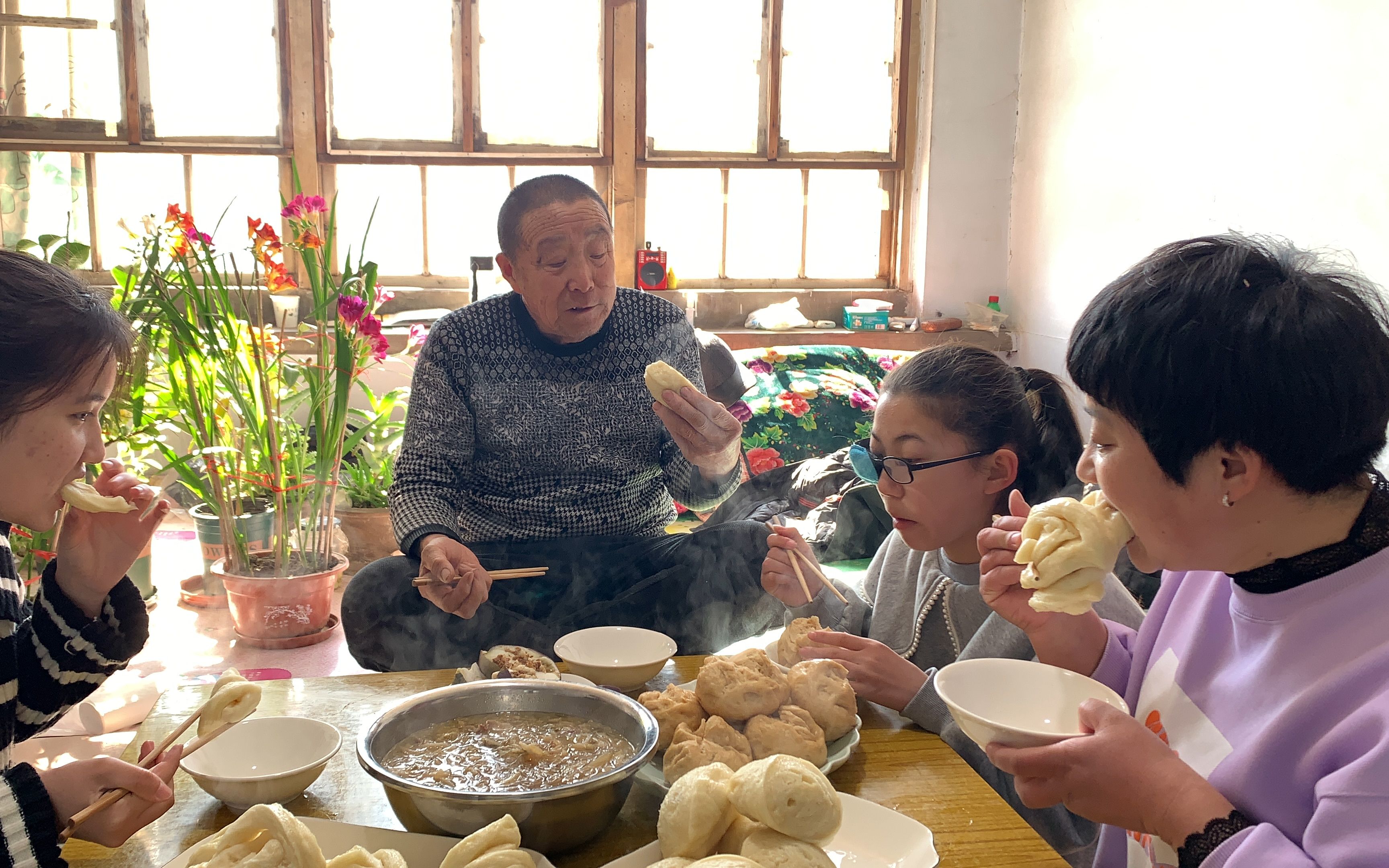 [图]一家人围坐桌旁听爷爷讲那过去的故事，不禁感叹现在的美好生活