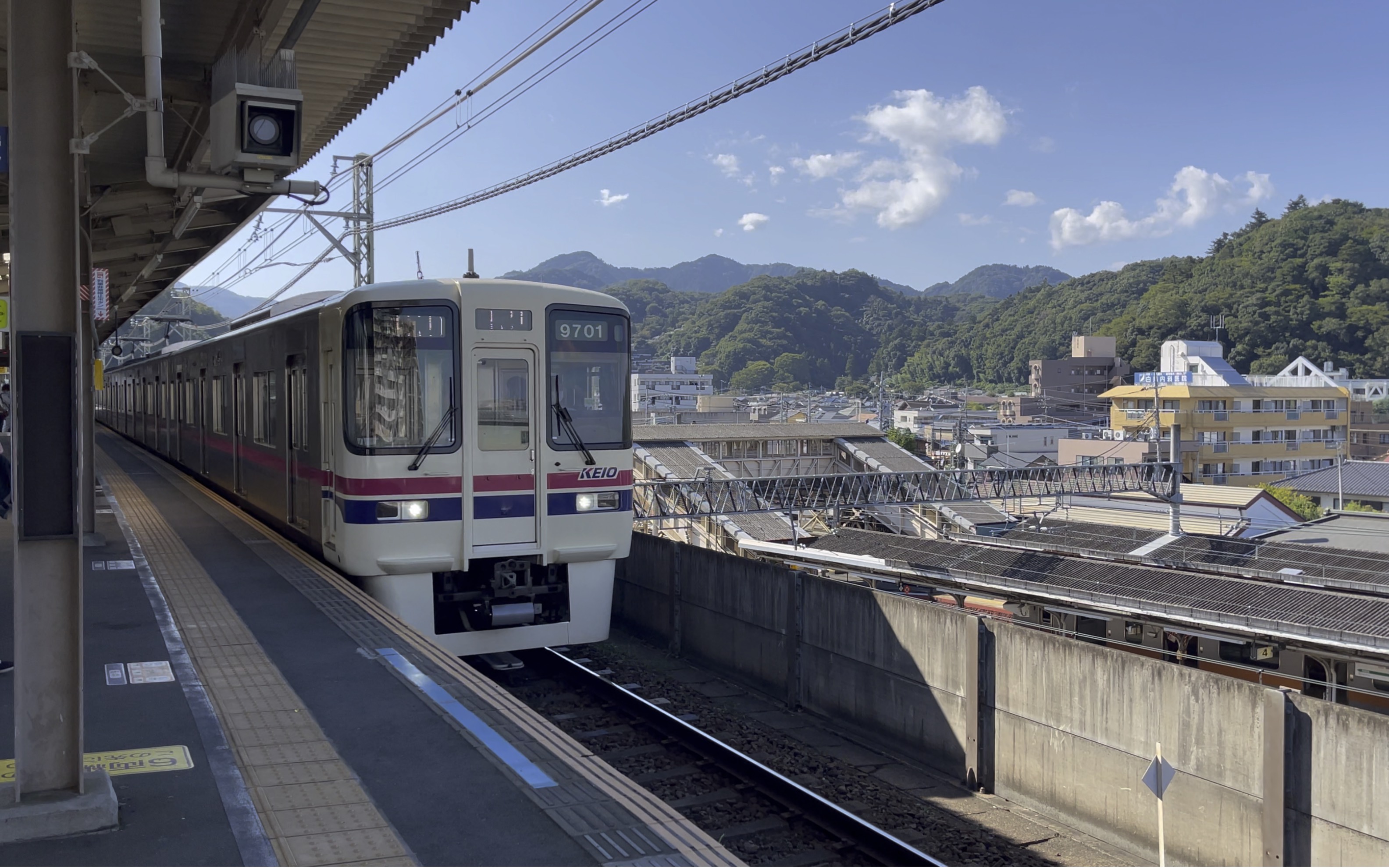 京王电铁9000系进高尾线高尾站