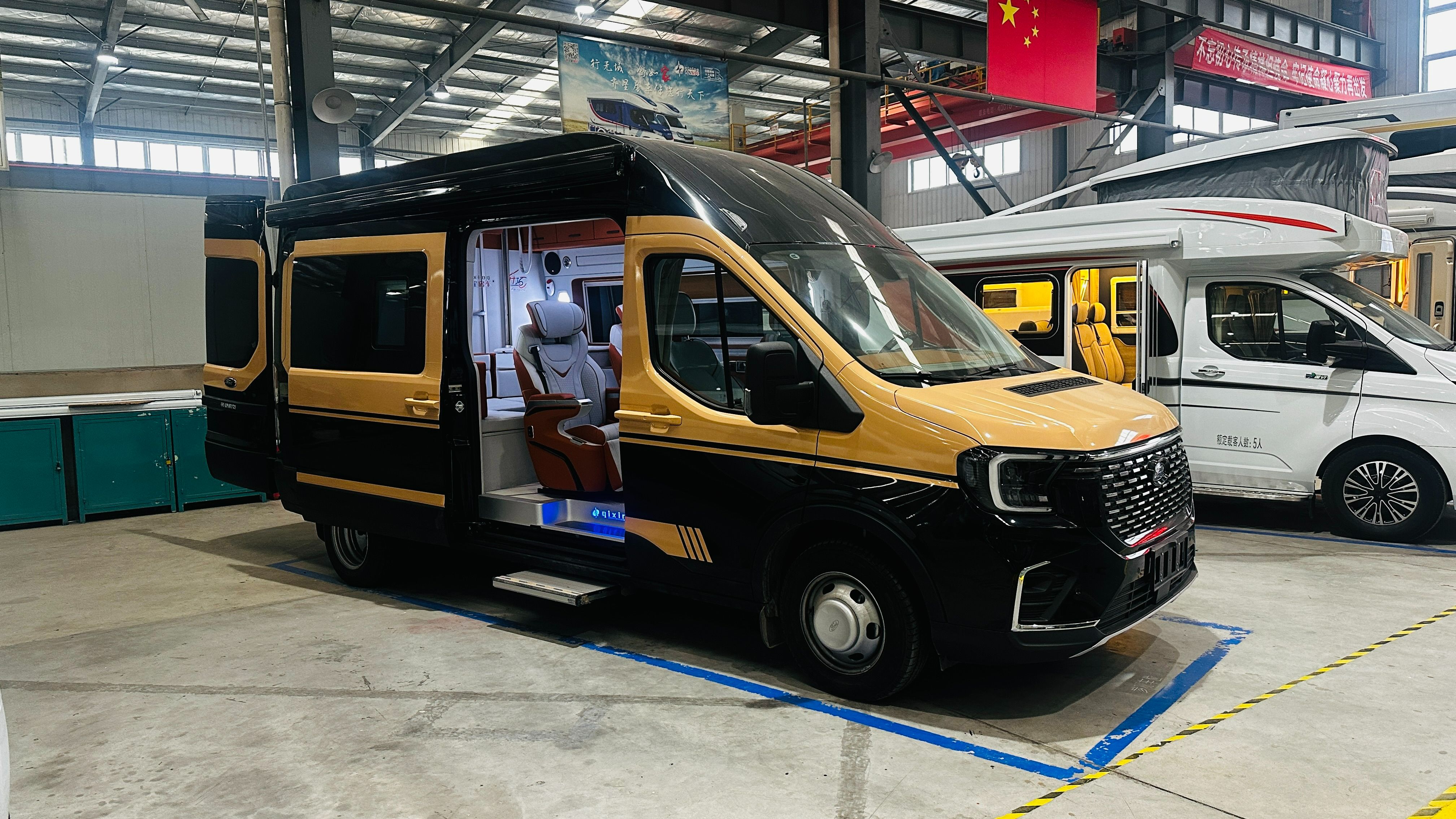 商务典范福特全顺t8房车,商旅两用豪华座椅环形沙发后厨卫带吊床