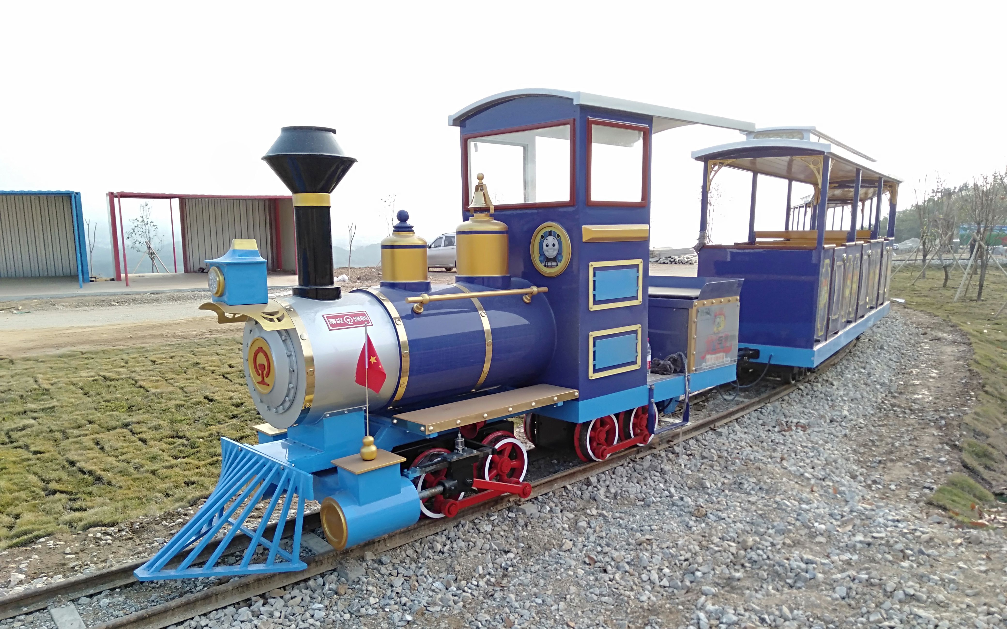 儿童乐园轨道观光小火车营业前完成调试工作