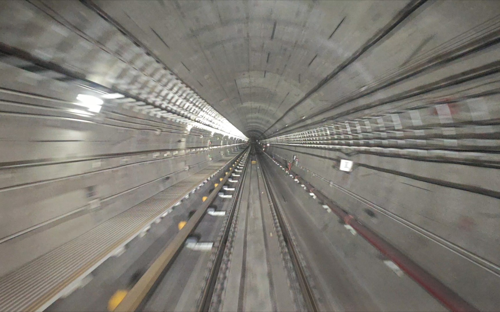 第一视角体验武汉地铁穿梭隧道