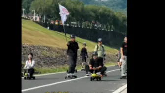 Скачать видео: 电动滑板最有趣的玩法之一大形板聚