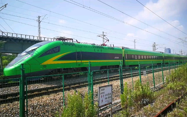 中国铁路绿版复兴号垃圾桶飞奔前往铁路上海南站