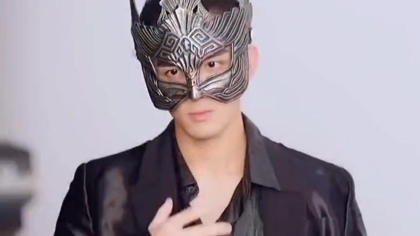 吴磊再带面具告别阿诗勒隼