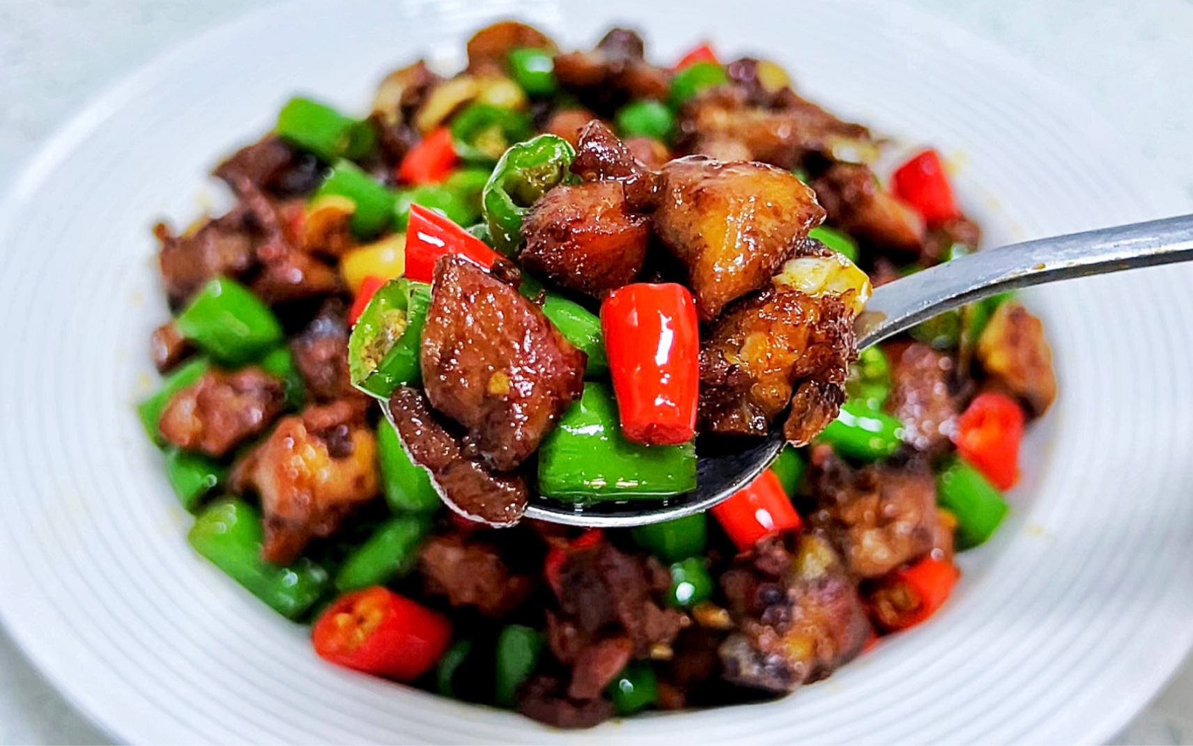 家常简单的鲜椒鸡丁这样做超好吃,鸡肉香辣入味,解馋过瘾又下饭