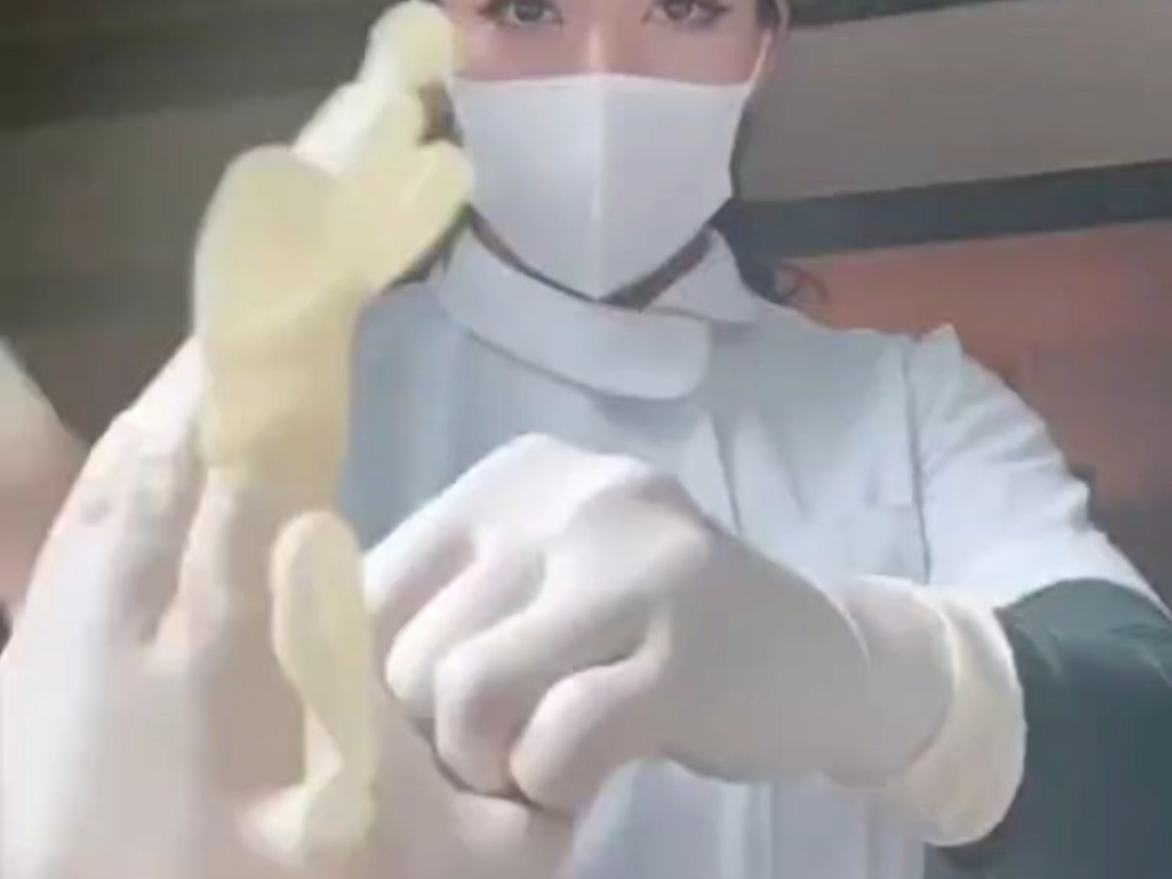 护士戴手套给病人打针