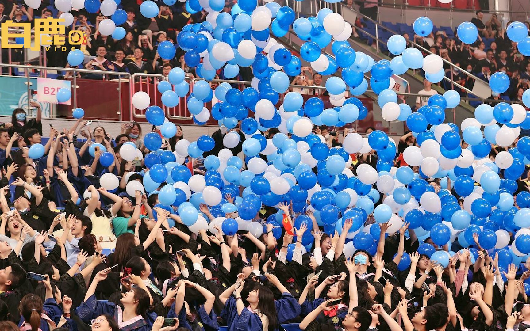 好浪漫高校毕业礼放飞8000个气球希望学生能放飞理想