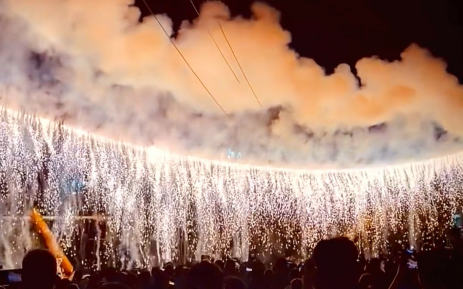 被人艾特来看瀑布烟花,真的是件超级幸福且浪漫的事呀!