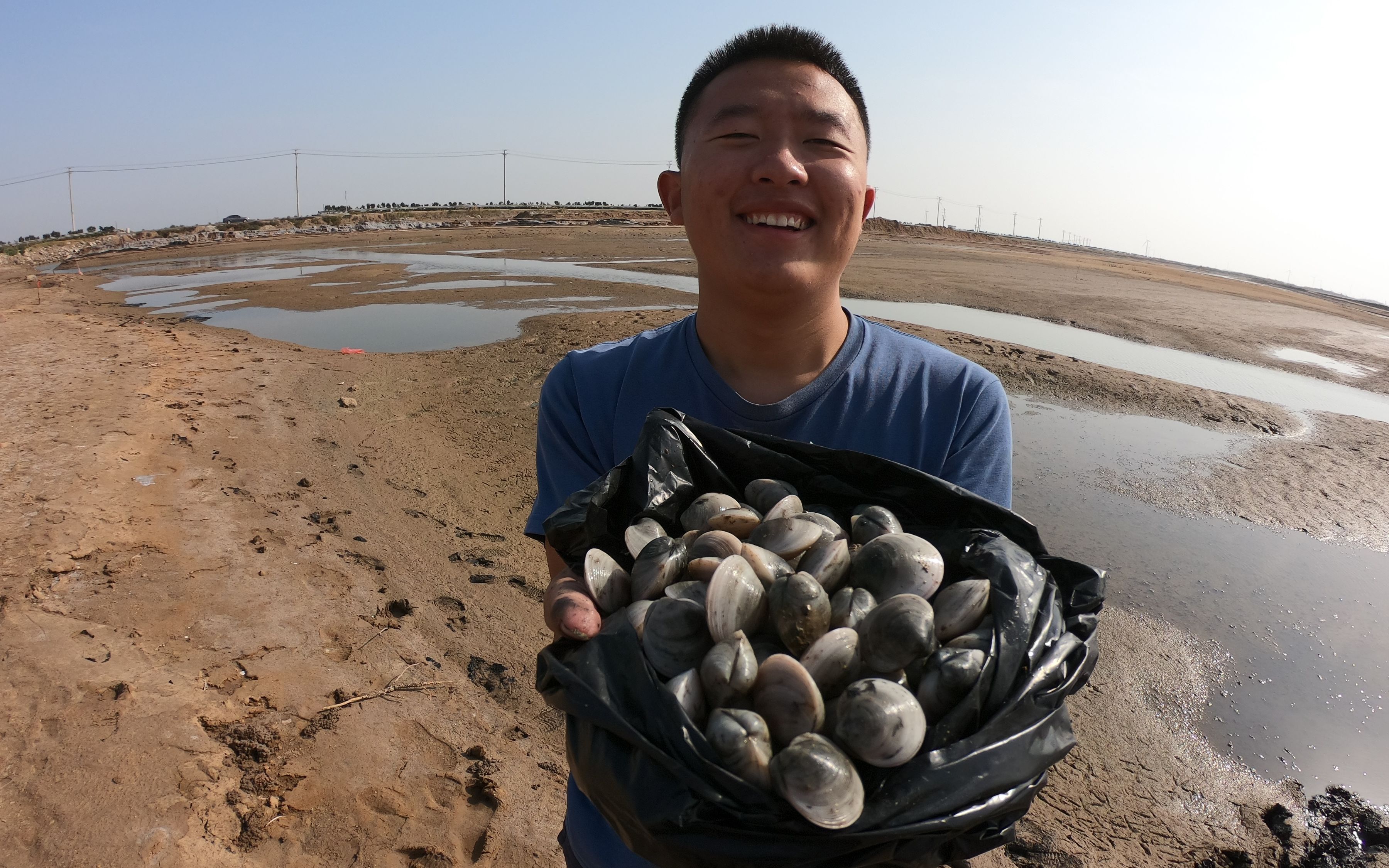 二蛋赶海摸蛤蜊,半米深的淤泥也不惧,费了半天劲抓了五六斤