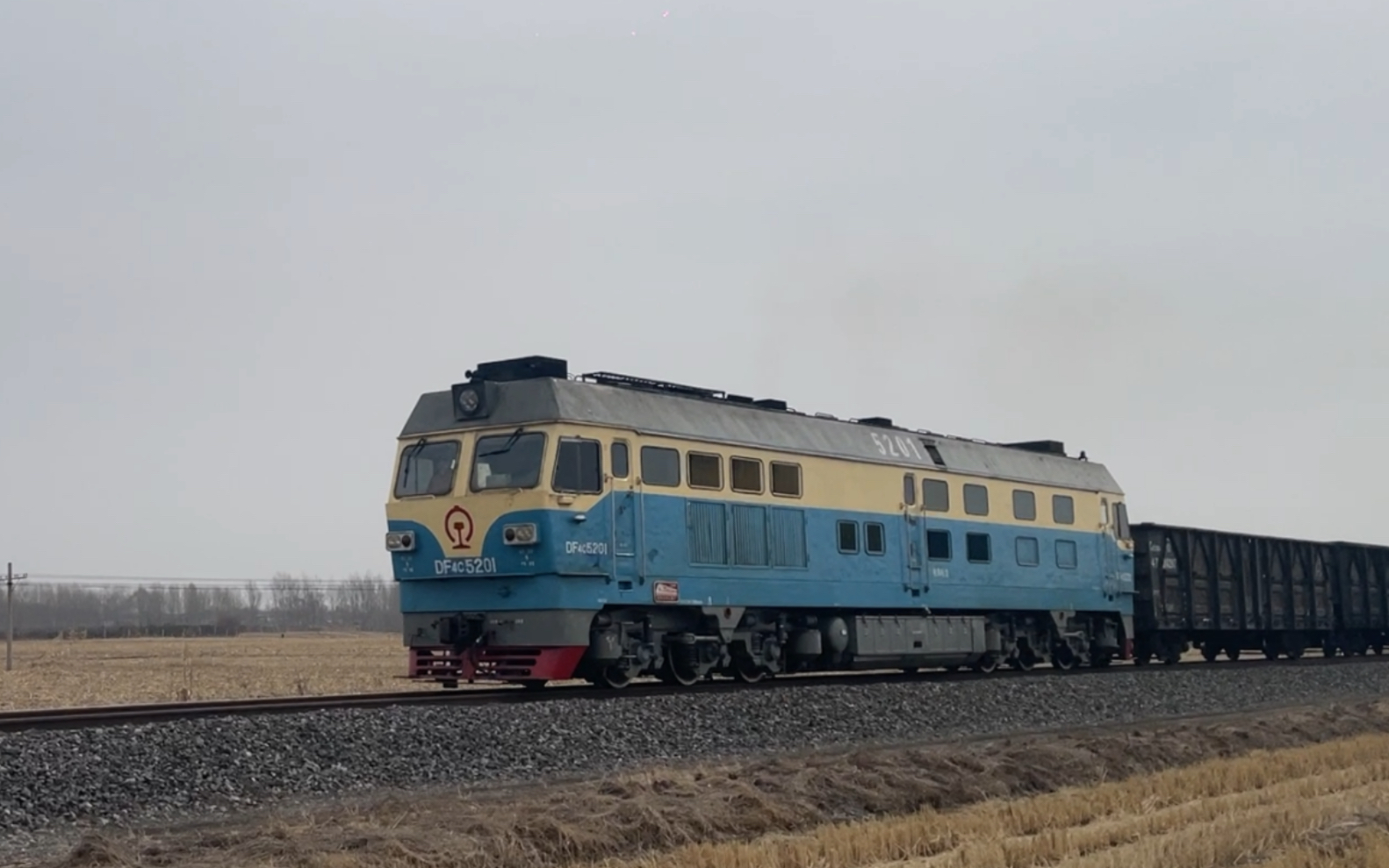 吉舒线哈局哈段df4c5201牵引62辆敞车1辆罐车3辆棚车编组的超长货物