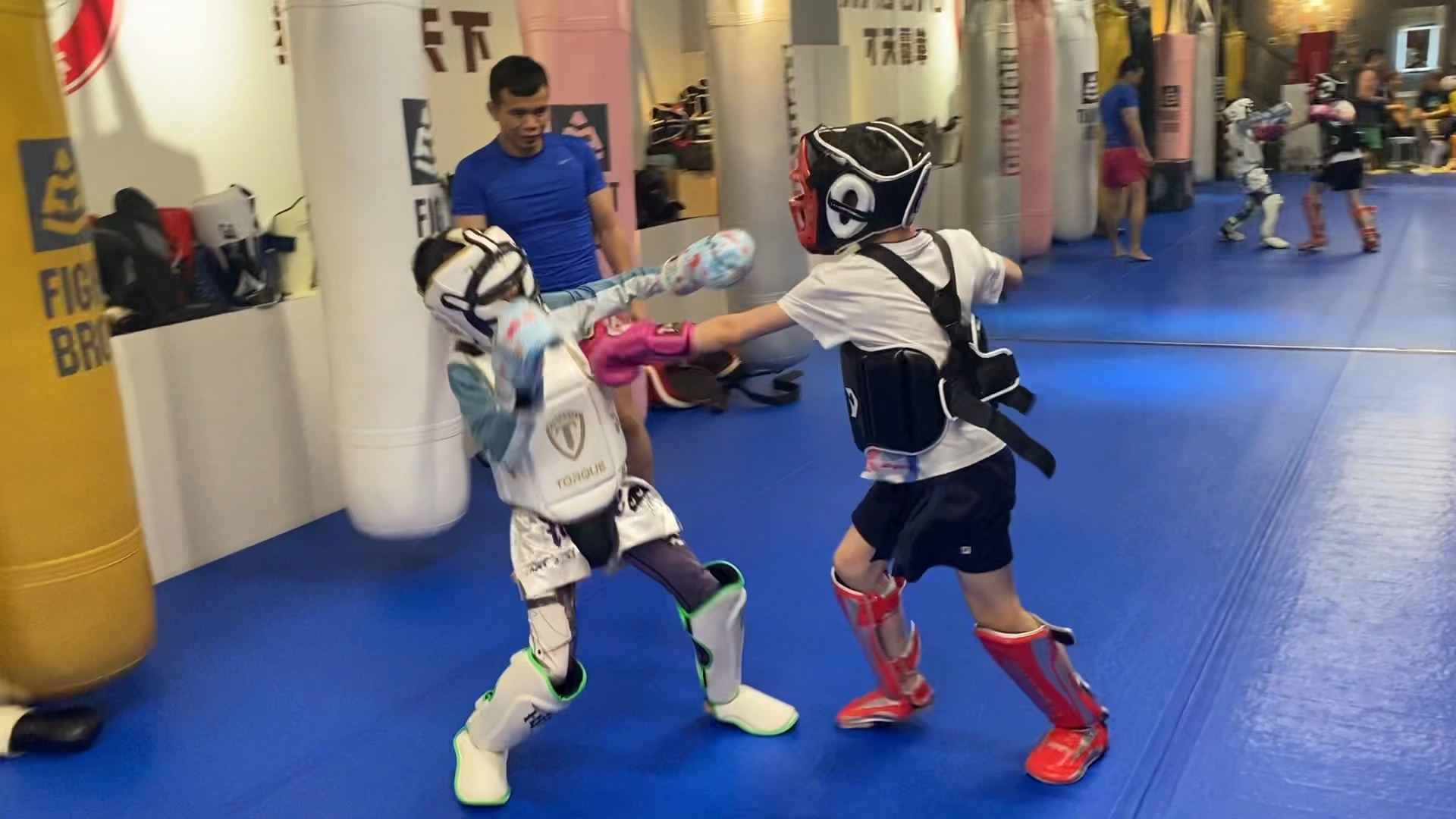 小家伙们这拳速都挺快呀[发呆]#少儿泰拳实战