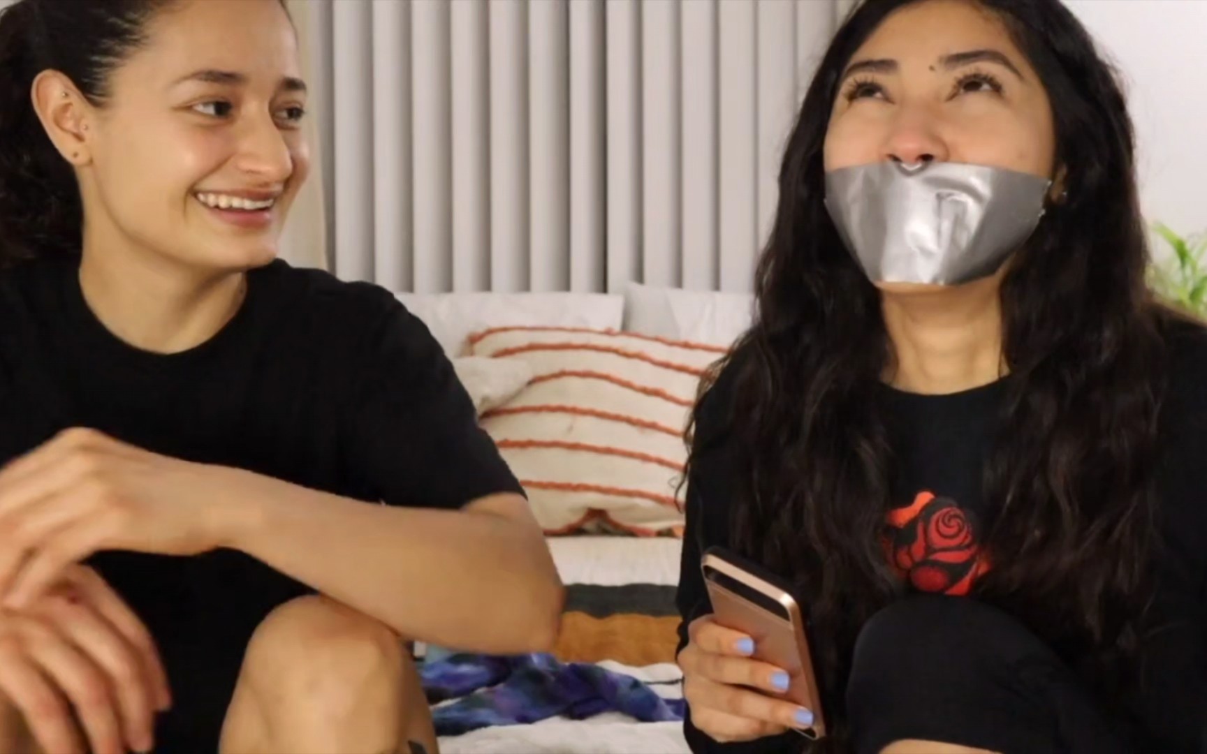 两位小姐姐的封嘴猜字挑战游戏