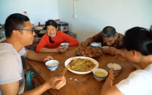 Скачать видео: 天气晴朗，把菜籽收回家，炒一盘酸菜肉丝，咸香又下饭