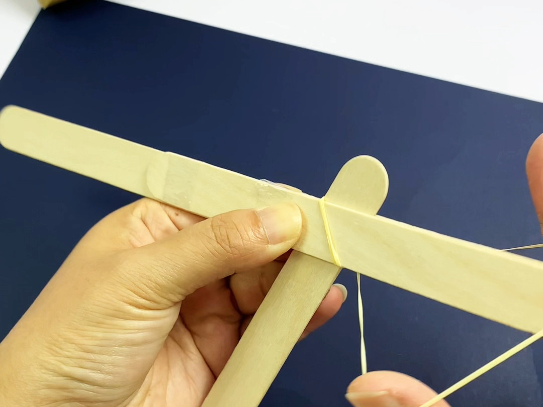 七巧兔教你用冰棍制作简单有趣的手枪#冰棍杆手工制作 #变废为宝手工