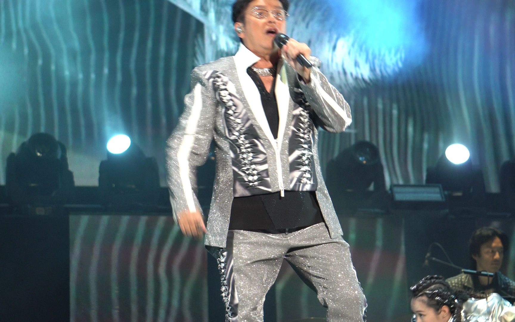 谭咏麟经典传奇演唱会上海站 一排饭拍1080p 冷傲的化妆②