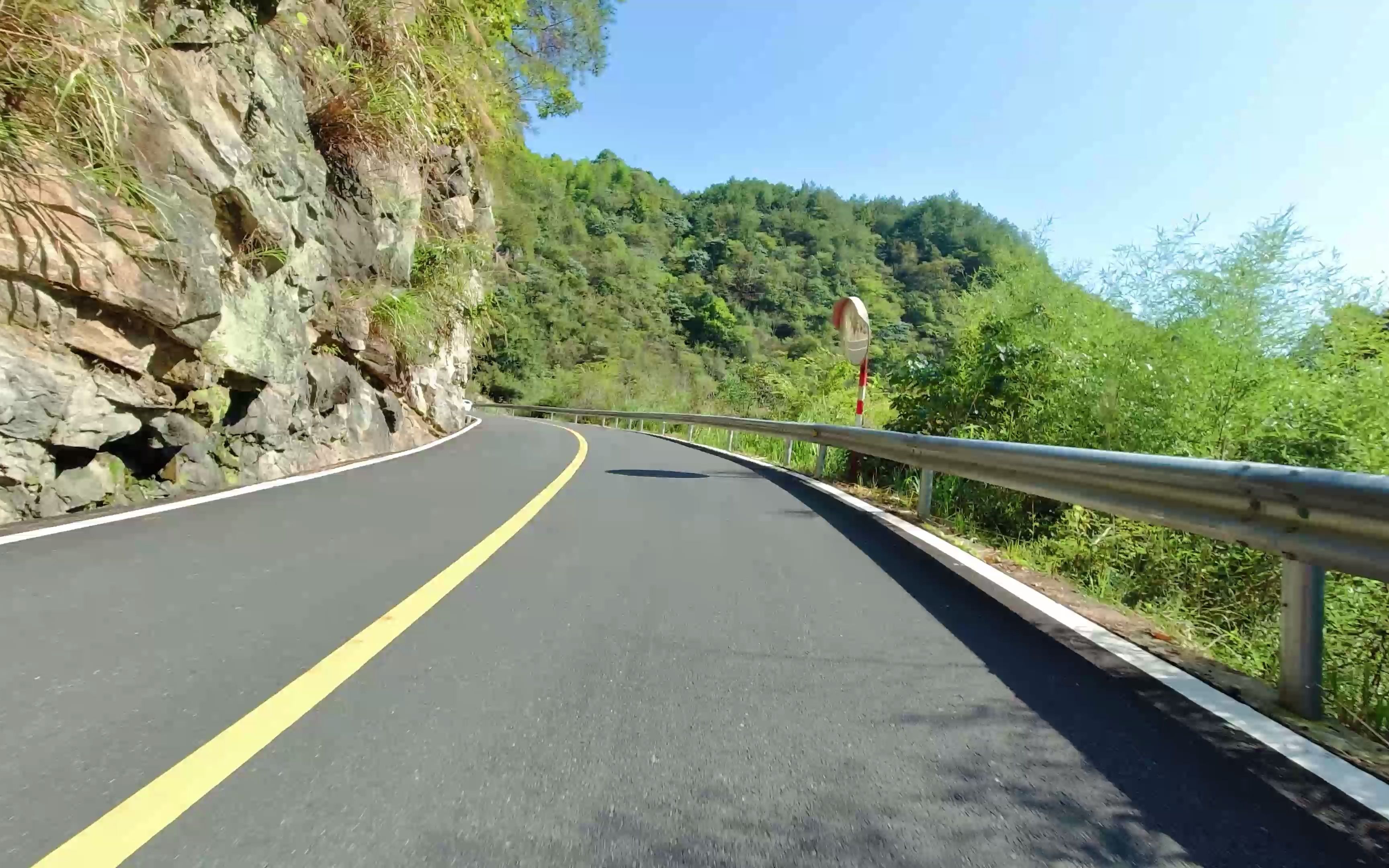 山路驾驶一边是美景一边是危机多看多鸣笛安全是第一