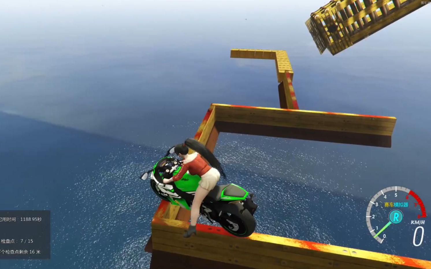 楚河开摩托车过独木桥操控稳如狗艺高人胆大