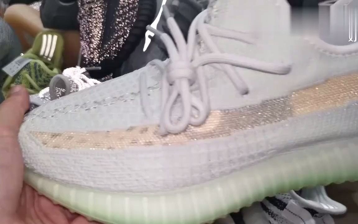 潮流穿搭:yeezy350亚洲限定,限定到底软不软,我们一探究竟!哔哩哔哩bilibili