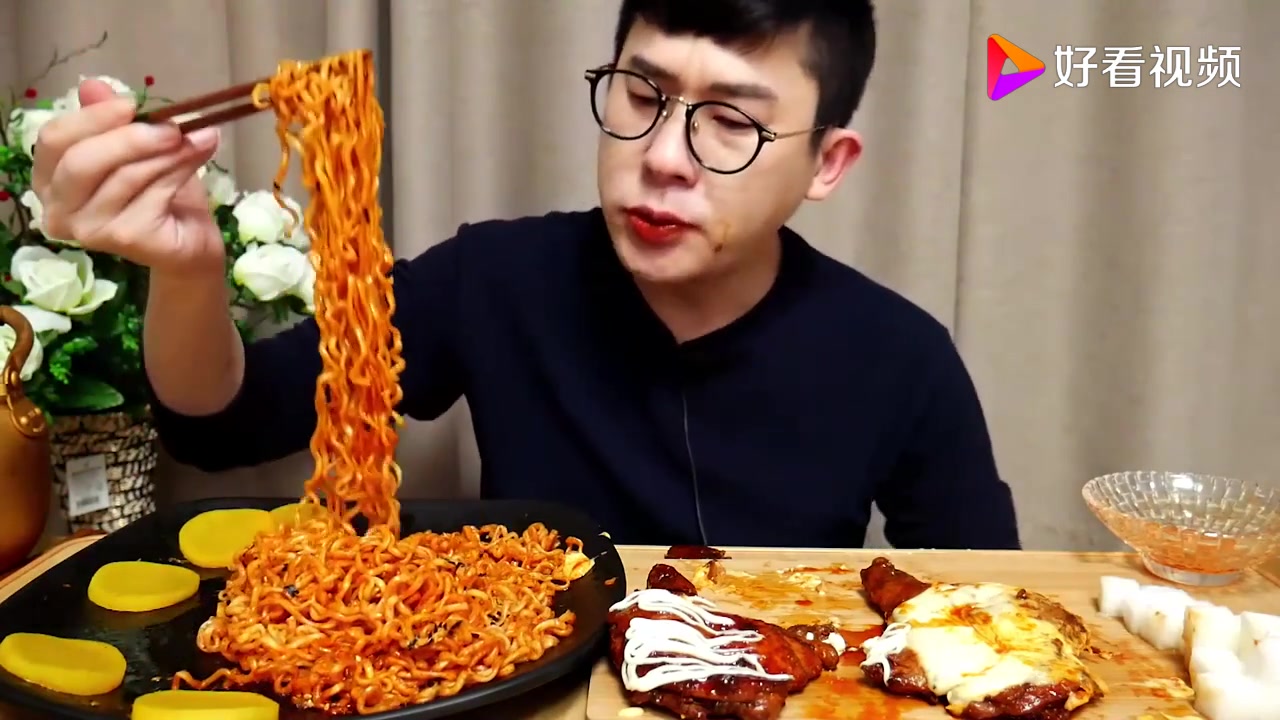 美食吃播,韩国小哥吃火鸡面,烤鸡腿,大口大口地吃,吃得太过瘾
