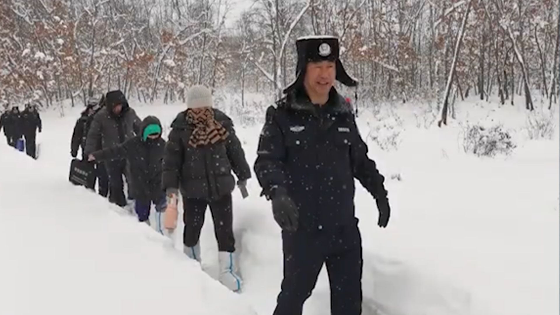 鹤岗暴雪致27人被困深山,民警徒步救援送物资:从白天到黑夜哔哩哔哩bilibili