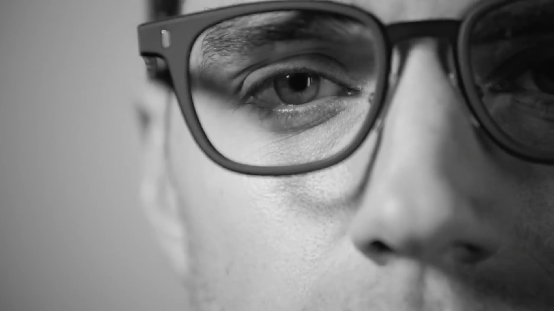 【亨利·卡维尔为hugo boss眼镜拍摄宣传片】