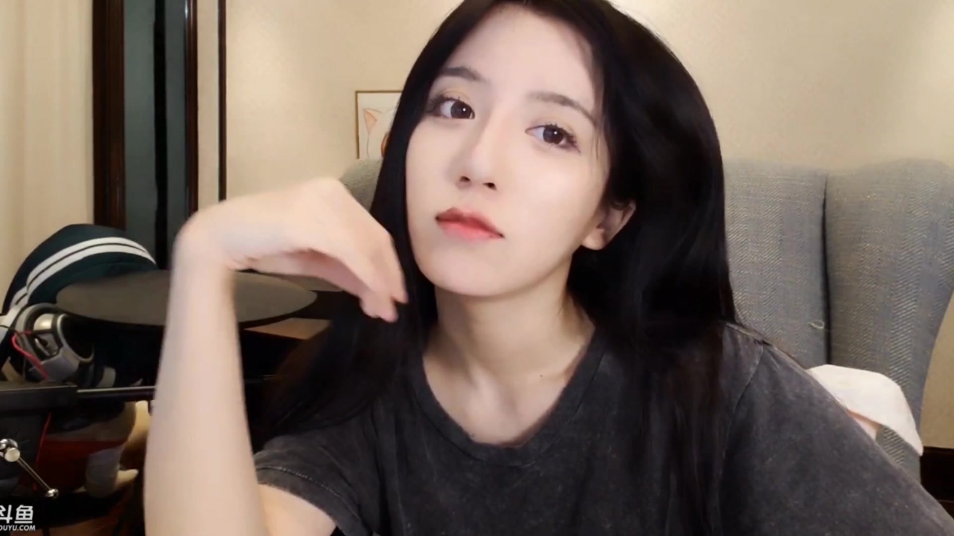 呆妹:我要关掉弹幕欣赏自己的容颜,我怎么那么好看呢?