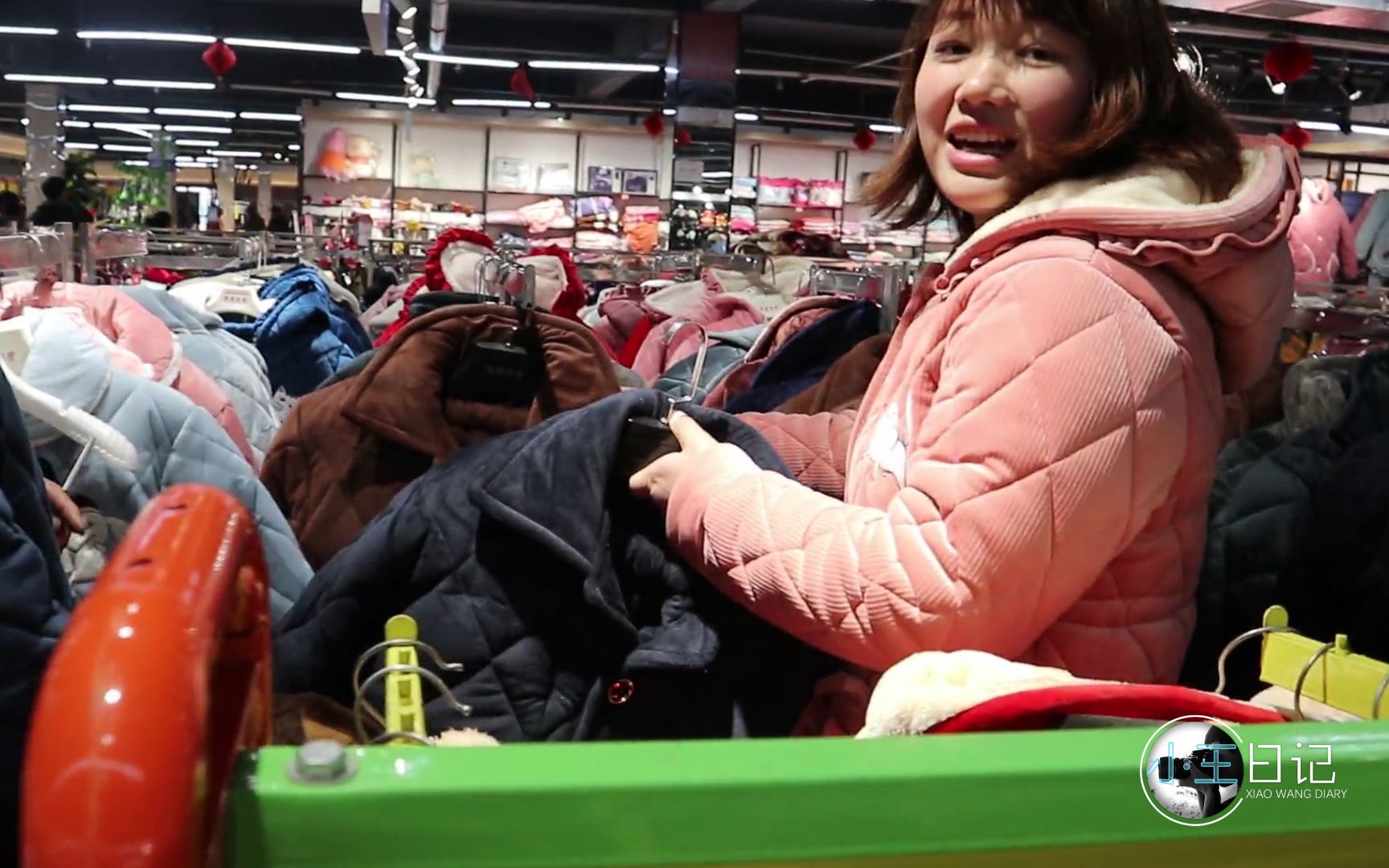 近两年在农村这种睡衣已经成了全家人的标配出门上街都穿着