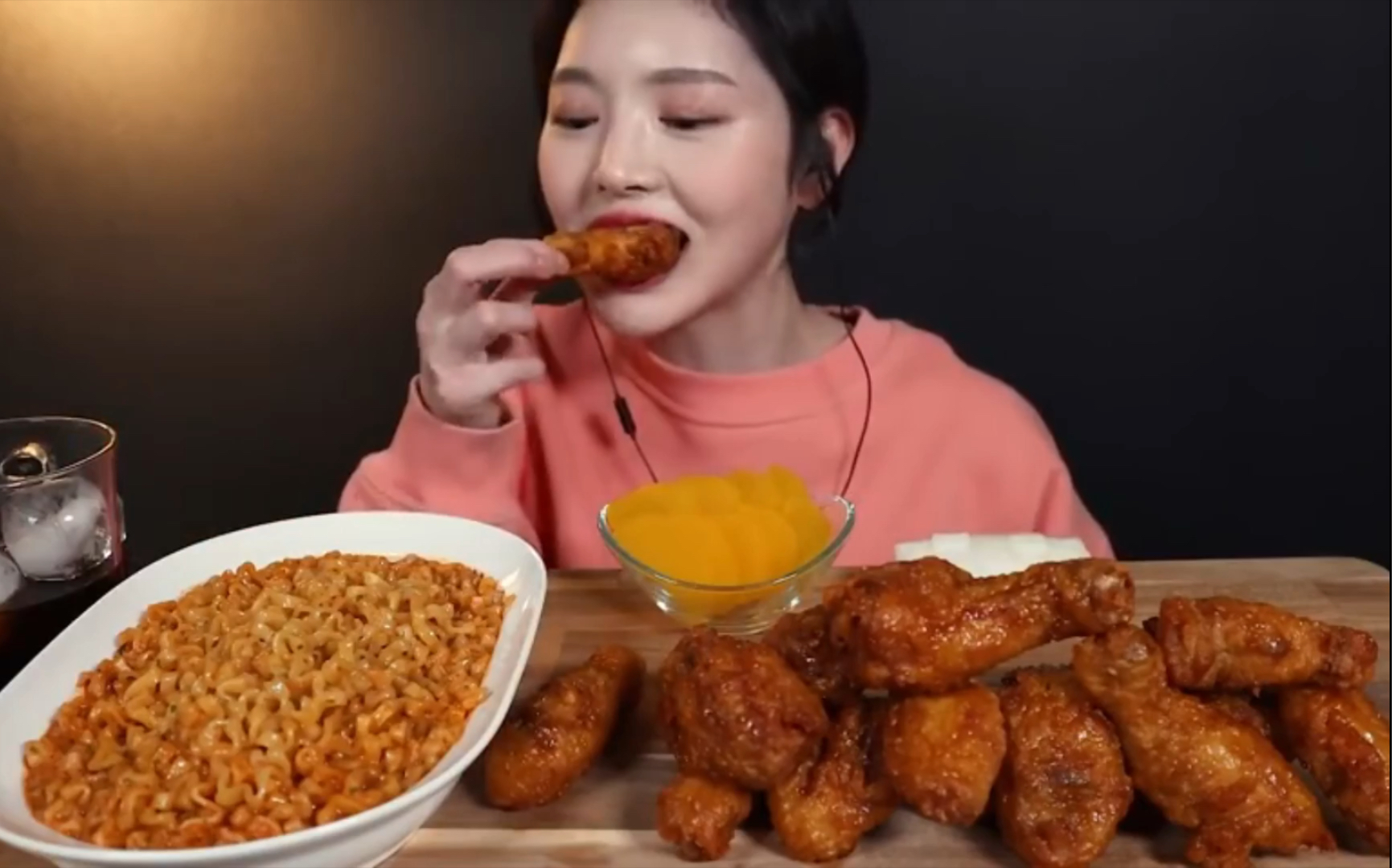 韩国吃播boki小姐姐吃奶酪火鸡面和韩式炸鸡腿