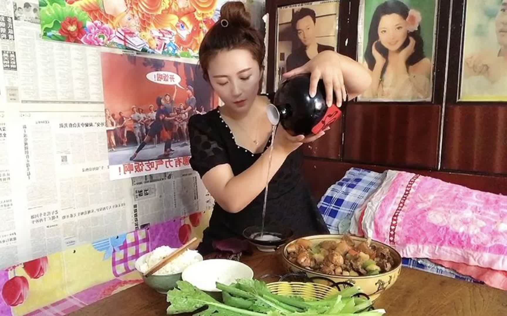 东北农村生活,妹子坐冰凉大炕上,吃黄焖鸡喝白酒,听雨声,惬意