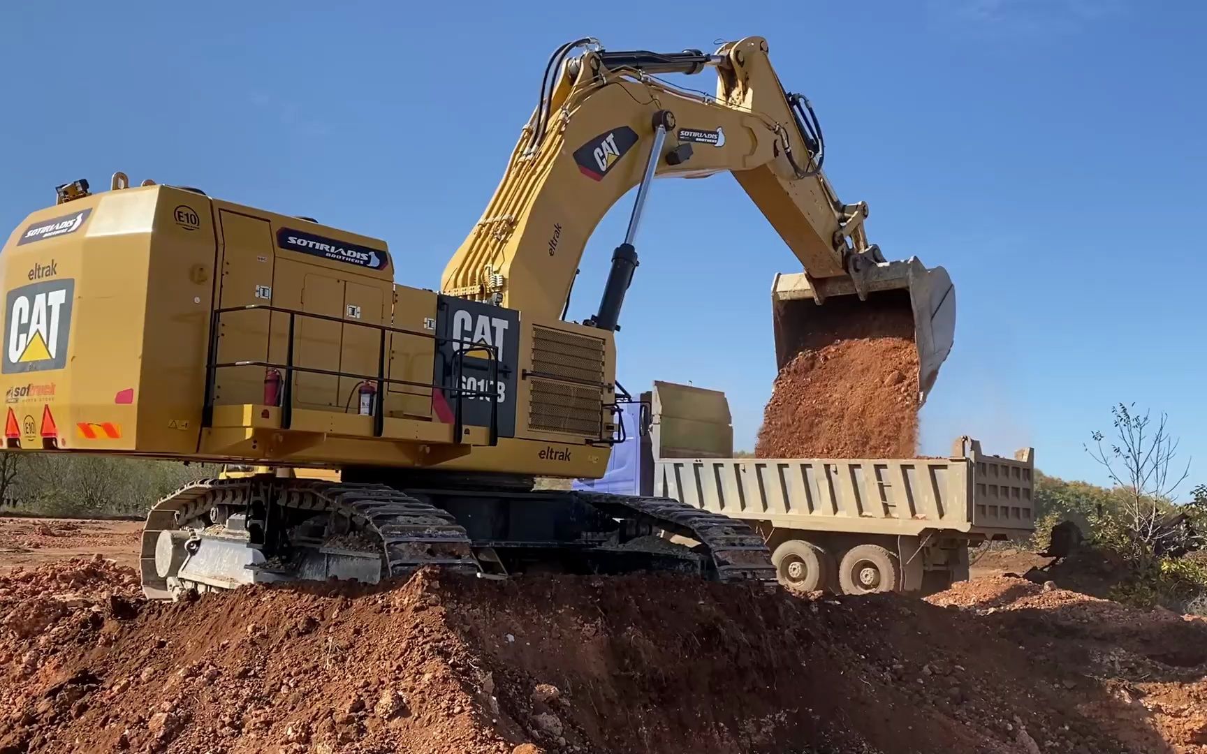 卡特彼勒6015b挖掘机装载mercedes & man卡车