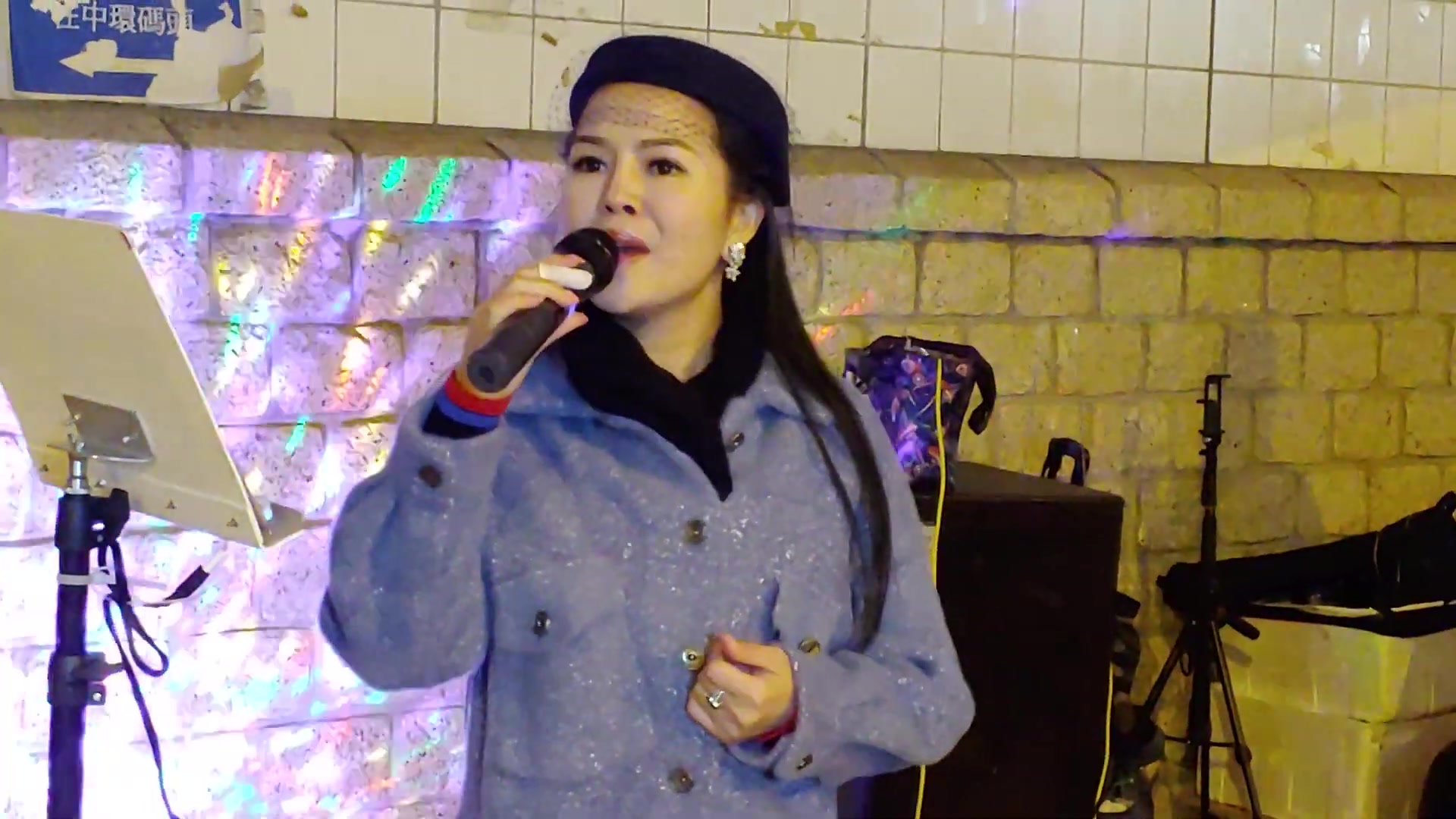 女歌手小红献唱一曲《酒醉的蝴蝶》,嗓音好听极了